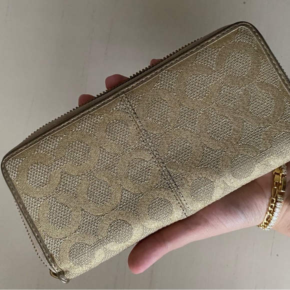 Coach tan and gold monogrammed continental zip around wallet pink interior - Picture 5 of 9